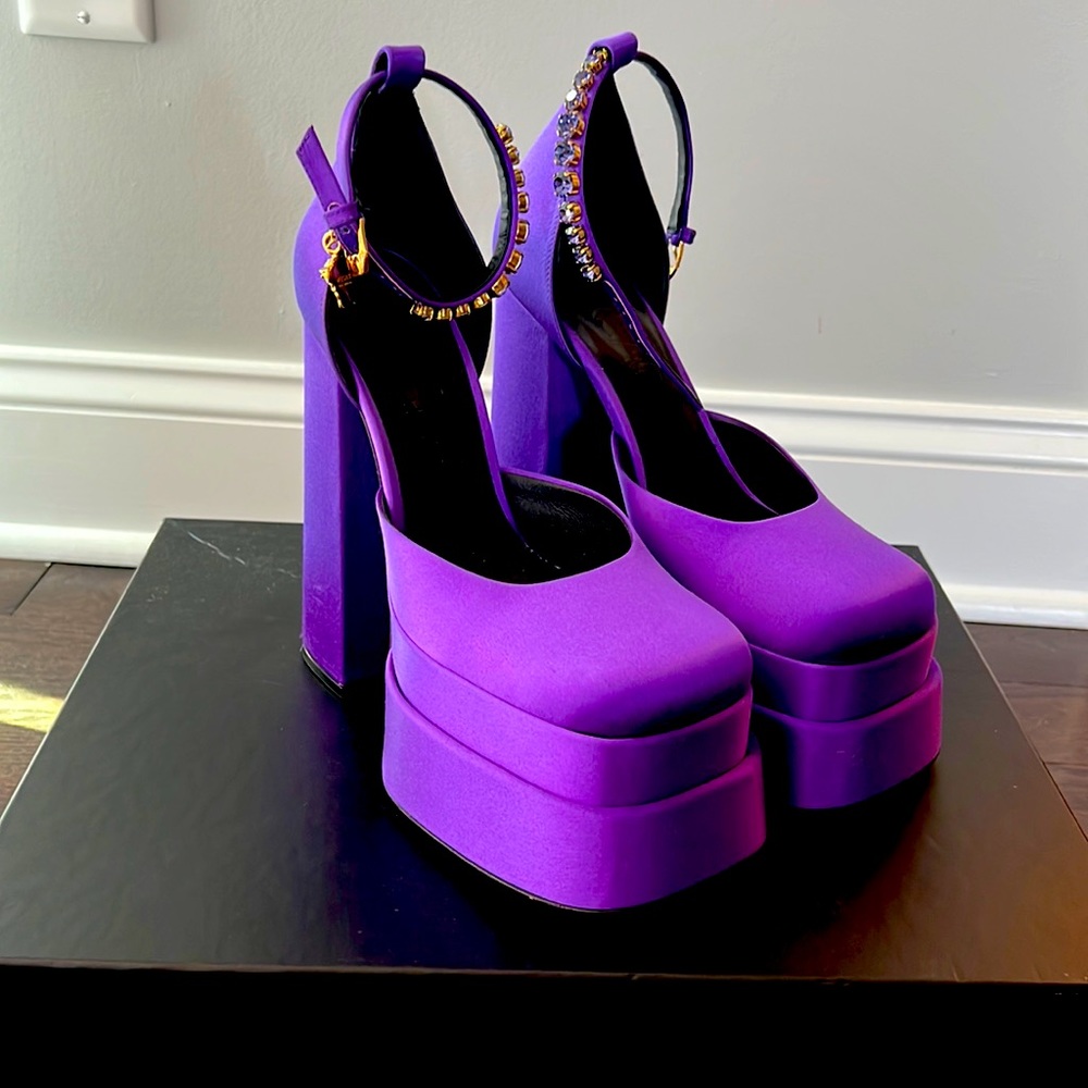 Beautiful Versace platform pumps 39 sold out